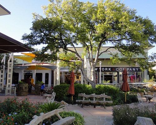 Shops at La Cantera now allows visitors to drink alcohol while shopping