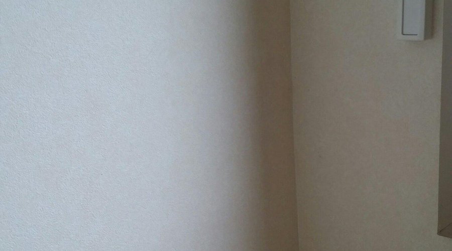 室内の照明のリモコンがデスクの上に。普通ベッドの頭のところでしょ。不便。ワイヤレスだからどこにも設置出来るじゃん。