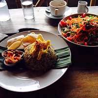 De nasi-goreng, salade en saté gemixed.