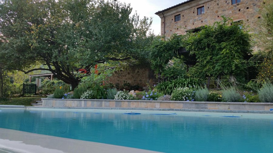 Vista Piscina e Agriturismo