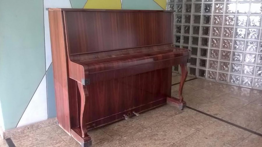 piano próximo a recepção