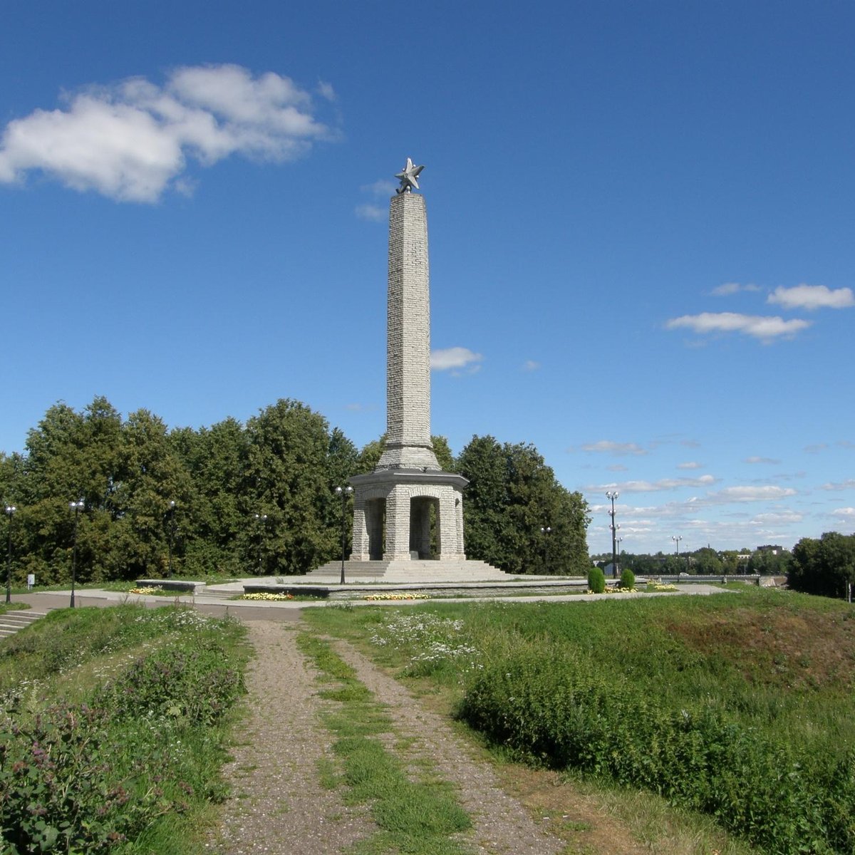 Великие луки 3. Стелла Великие Луки. Обелиск славы в Великолукской крепости. Великолукская крепость Стелла. Велебецкое Великие Луки.