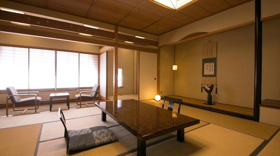 12.5畳+4.5畳+温泉ユニットバス付客室。内風呂のユニットバスでは100%の天然温泉が楽しめます