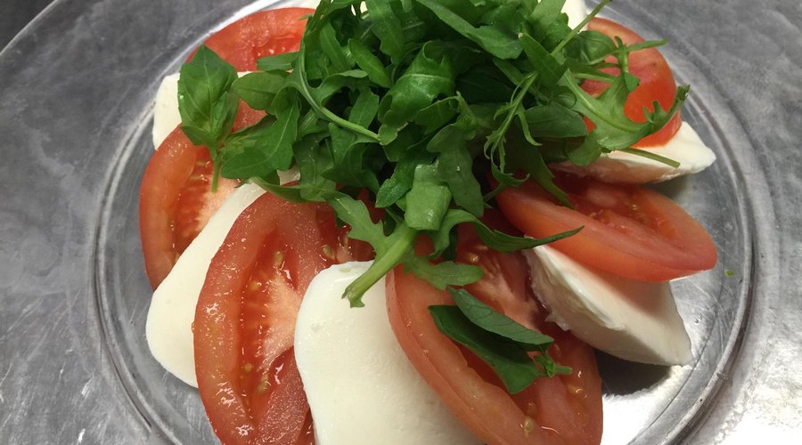 Caprese mit Ruccola. Fein