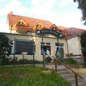 Blick von der Elbe auf das Hotel