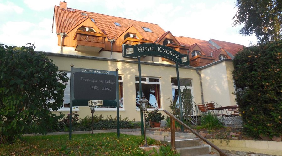 Blick von der Elbe auf das Hotel
