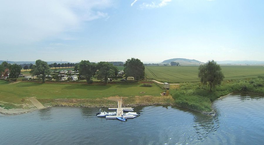 Blick von der Weser auf den Campingplatz