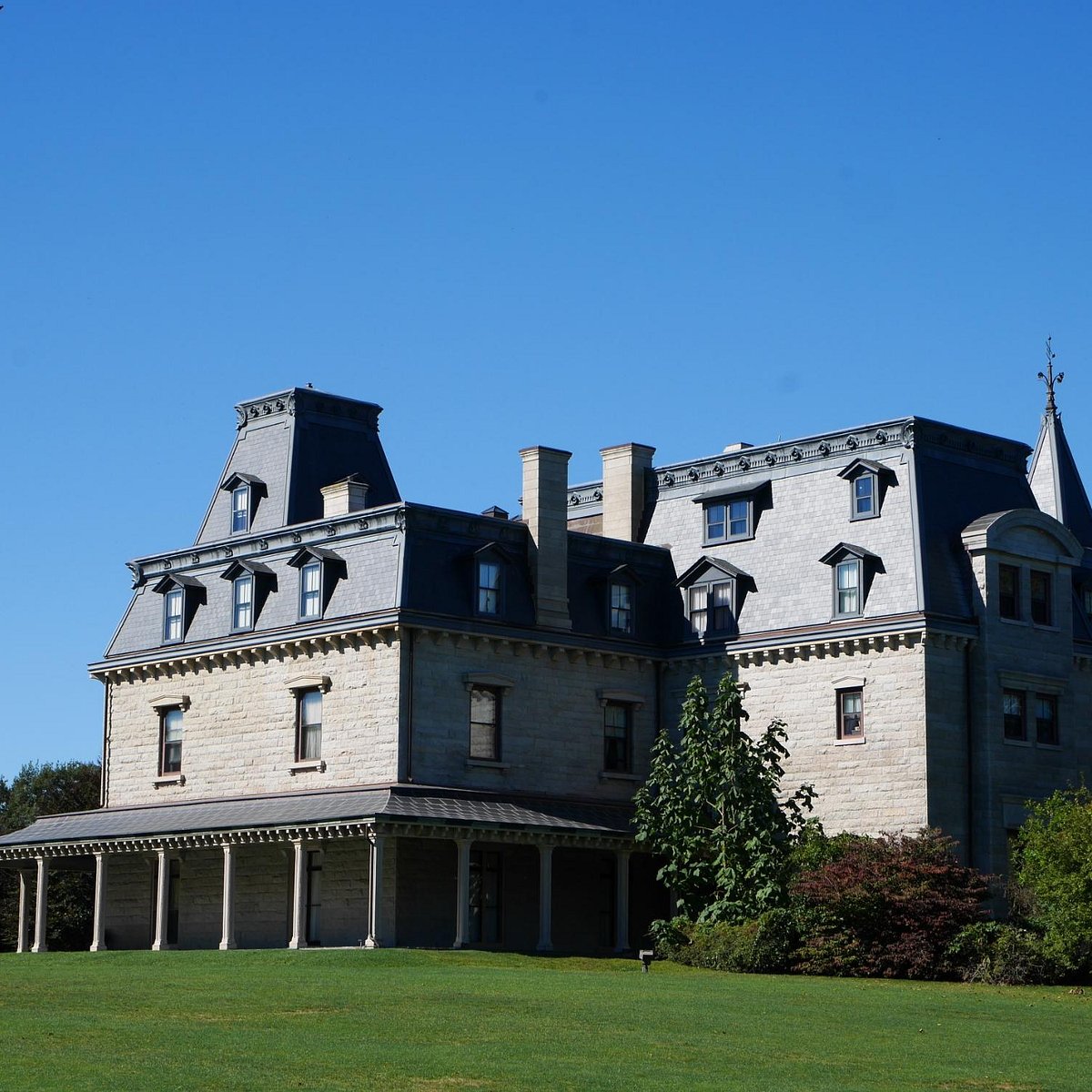 Шато сюр ли. Ньюпорт (род-Айленд). Chateau-sur-mer Ньюпорт. Шато сюр мер. Chateau sur mer интерьер.