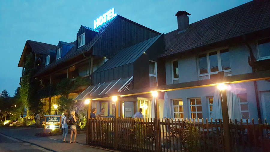 Hotel bei Nacht
