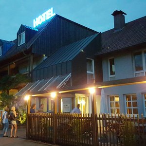 Hotel bei Nacht