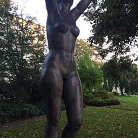 Skulptur: Pigen af 1940 ved Aarhus Rådhus.