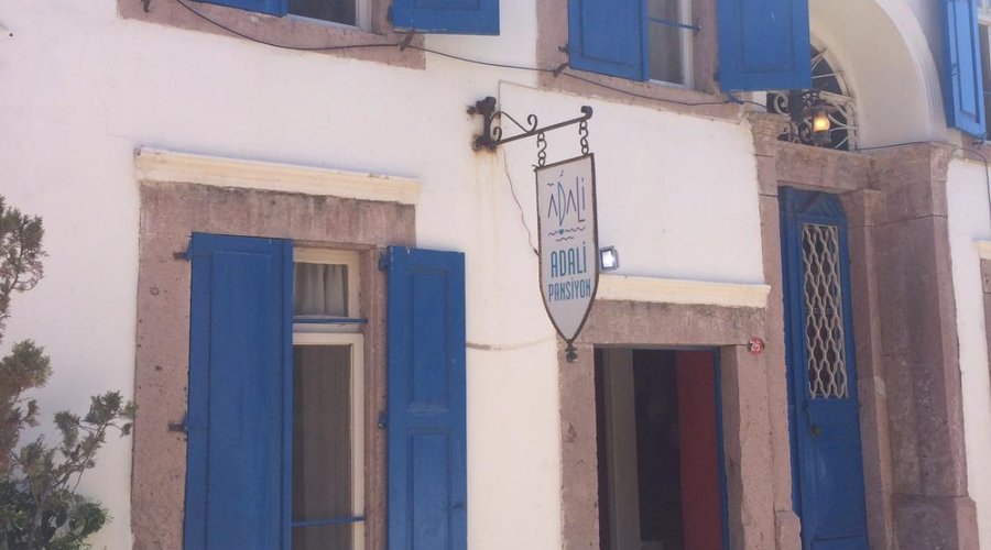 Bu kapıdan girmelisiniz