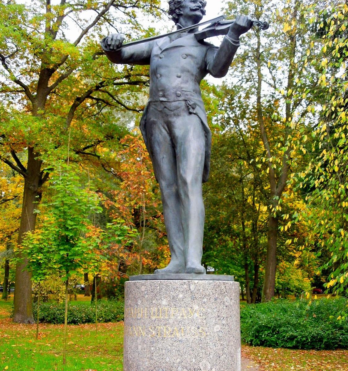 Золотой памятник иоганну штраусу в stadtpark