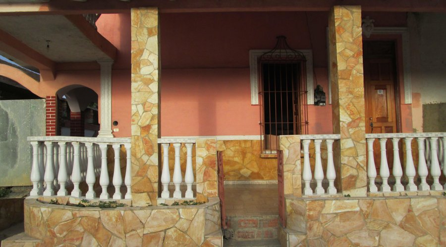 front of the house ' frente de la casa