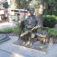 Памятник Ханжонкову на Пушкинской аллее.