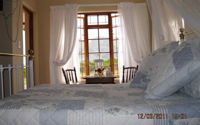 Fynbos Room - Bedroom/Kitchen/Bathroom