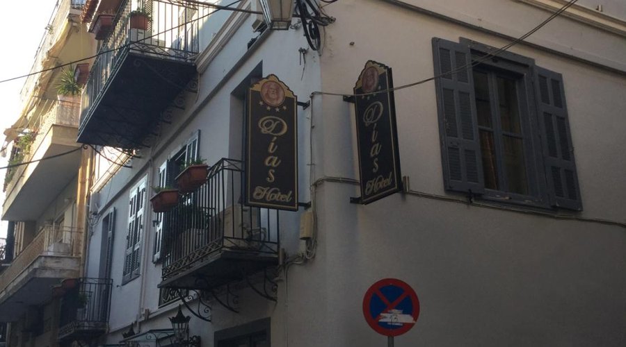 Κτήριο επί της διαδρομής προς ιερόν ναον Αγίου Σπυρίδωνα