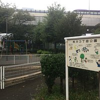 昼なお薄暗い小汚い児童公園