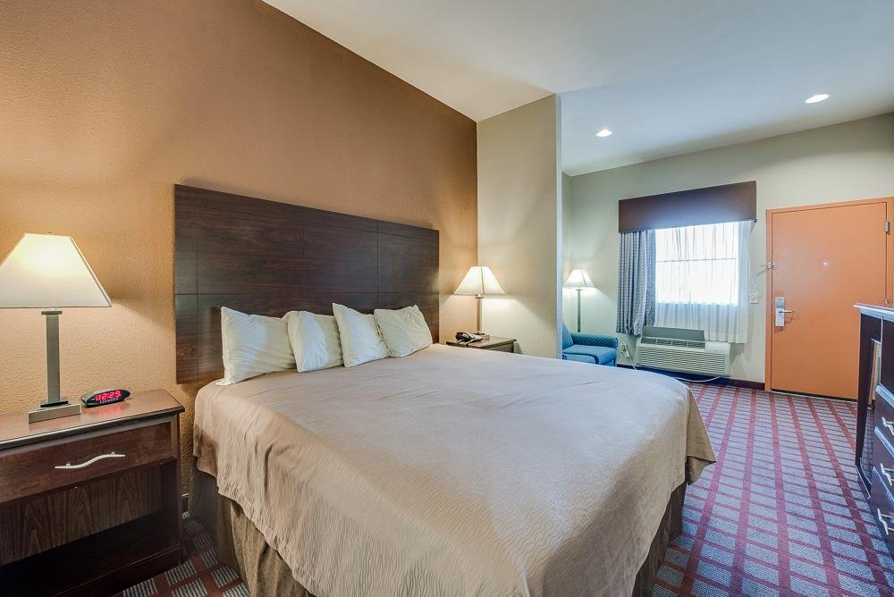 EXECUTIVE INN & SUITES - Updated 2024 Prices, Reviews, and Photos