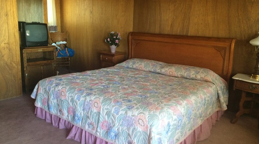 King Bed with great pillows! (Mattress was so-so)