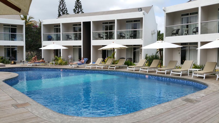 Der Pool mit einigen Hotelgebäuden