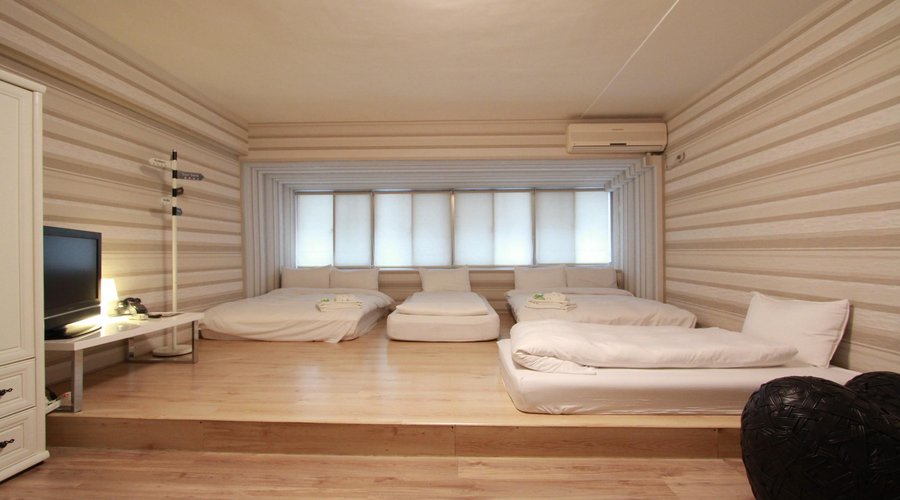 六人房，Six pax room。