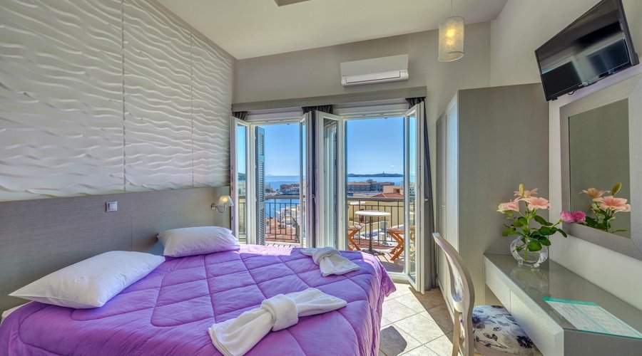 Suite wih two balconies sea view(two rooms accommocates four persons)