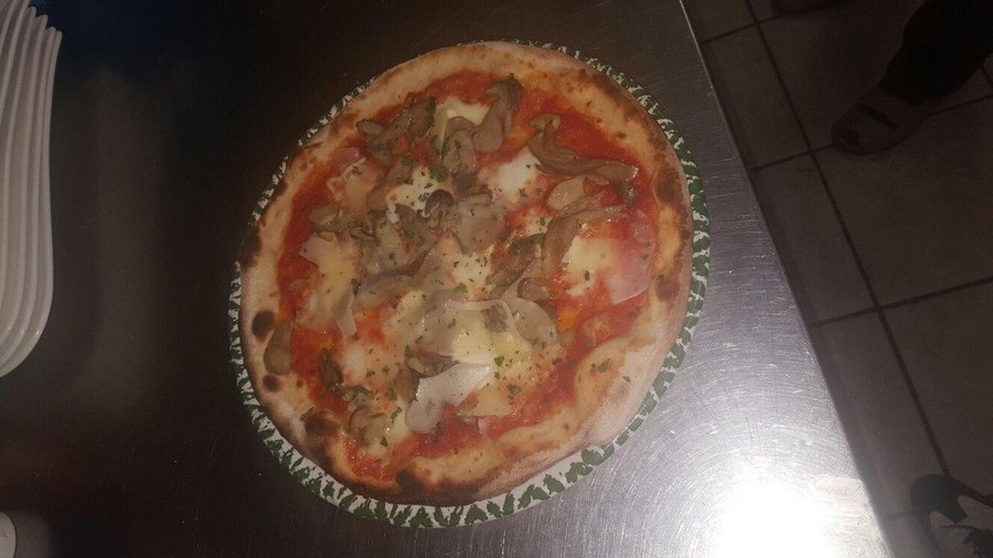 Pizza mit gebratenen Steinpilzen und Parmesan
Pizza con porcini  e grana