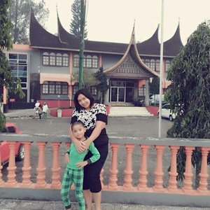 Tempatnya nyaman..dingin...lumayanlah buat nginap bareng keluarga..kolam renangnya jg bagus..