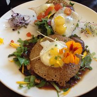 galette bréhat Filet de pigeonneau, pépites de foie gras, salade