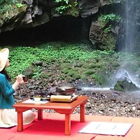 豪快さと幽玄さの漂う今滝。滝床では地元の食材を使った食事のプランがあります。