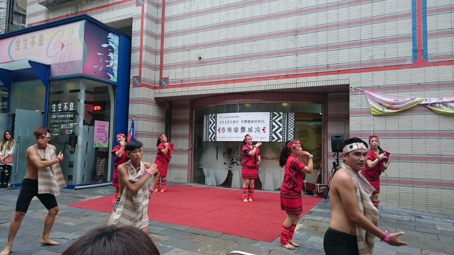 タイヤル族博物館前でタイヤル族の踊り