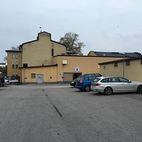 Baksida och entré