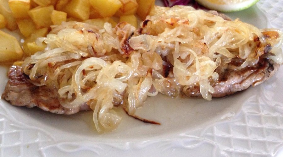 Solomillo a la brasa con cebolla caramelizada