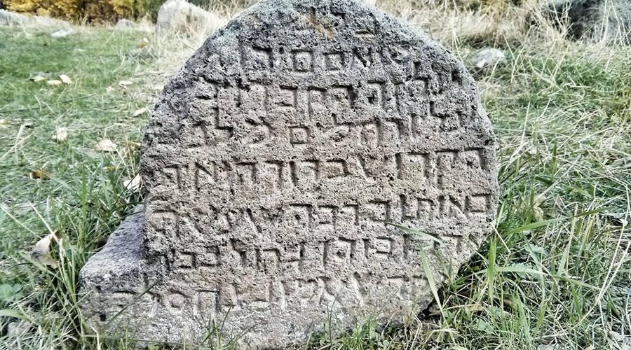 grave of boy Tzwi - died 1295