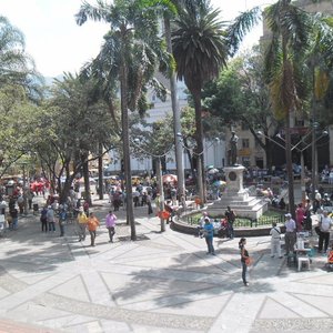 Iglesia Candelaria y Estación Metro