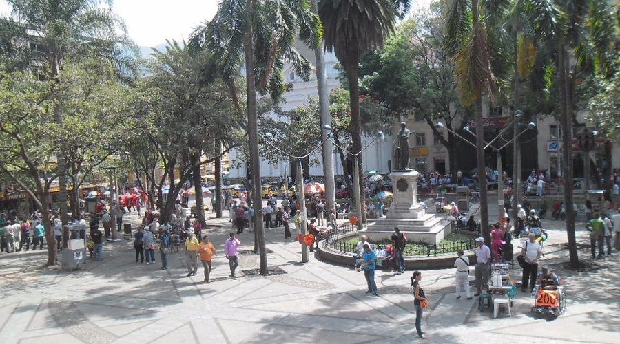 Iglesia Candelaria y Estación Metro