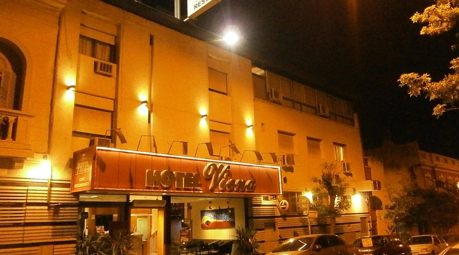 El Hotel Viena visto por la noche