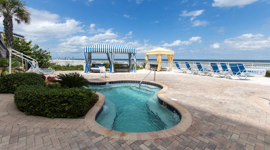 The Whirpool at The Shores Resort & Spa