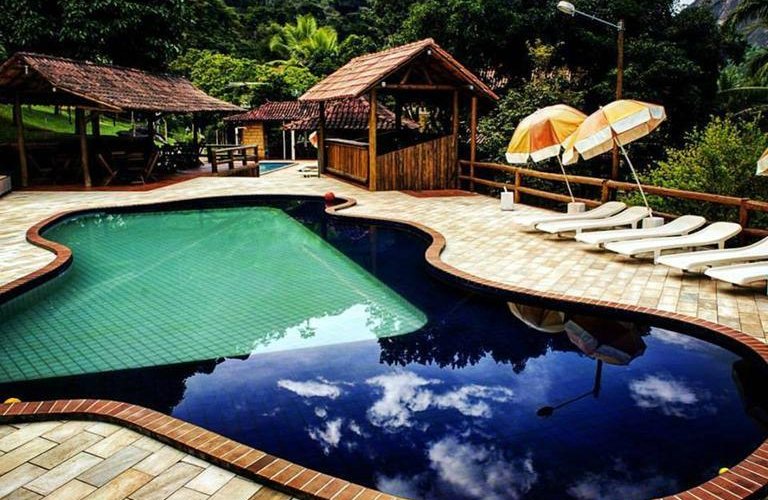 " Piscina cercada por montanhas "