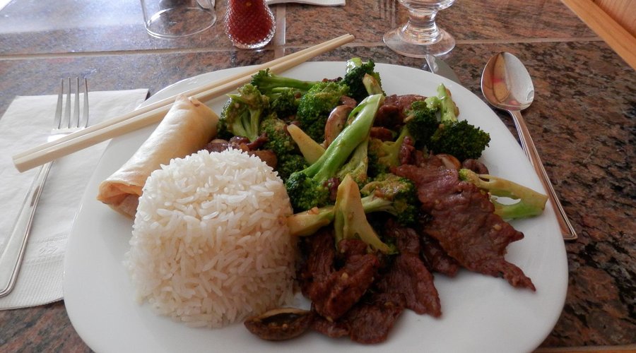 Repas du midi : boeuf au broccoli avec rouleau et riz...