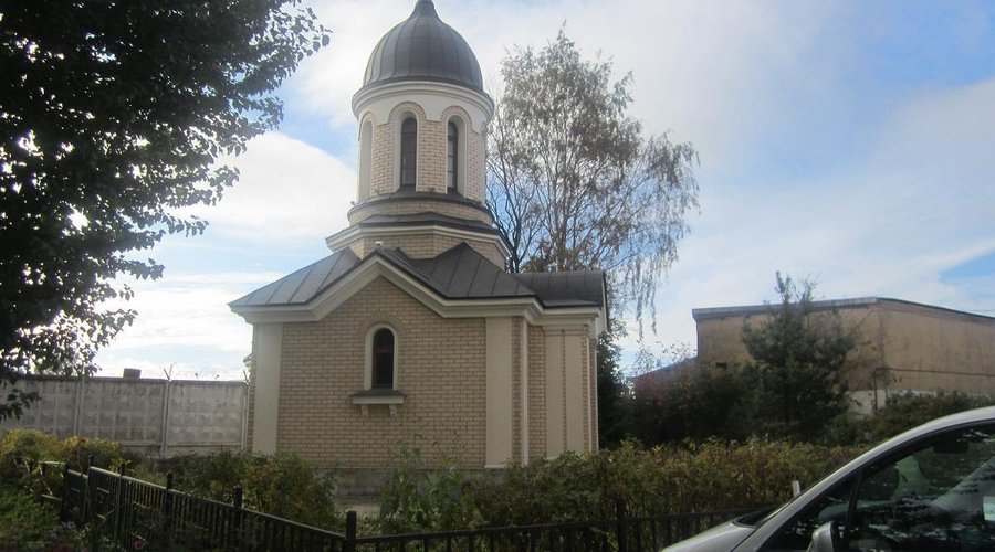 Церковь спрятана в застройке