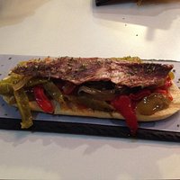 Un lugar tranquilo, buenas tapas y a buenos precios. La Tosta de pimiento morrón y melva buenísi