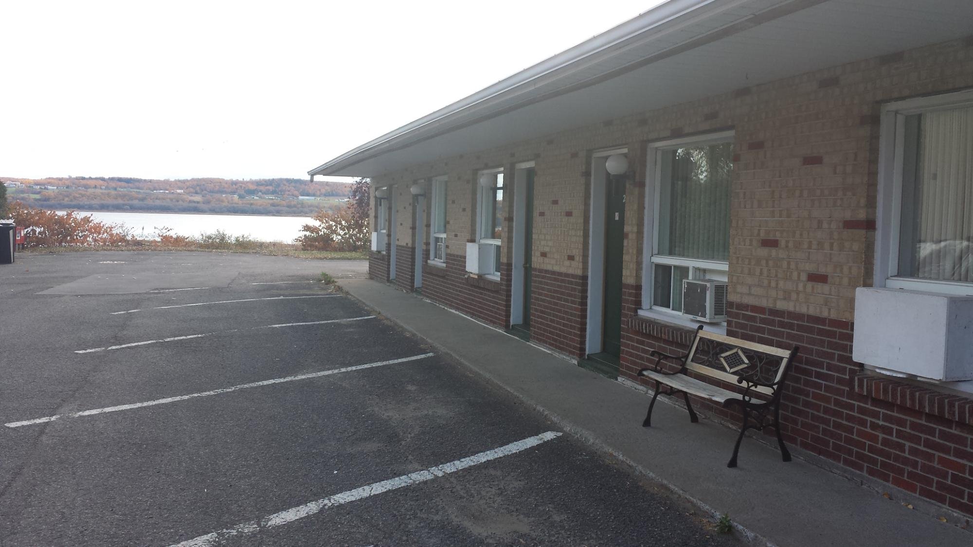 MOTEL DEBLOIS - Updated 2022 Prices (Sainte Anne de Beaupre, Quebec