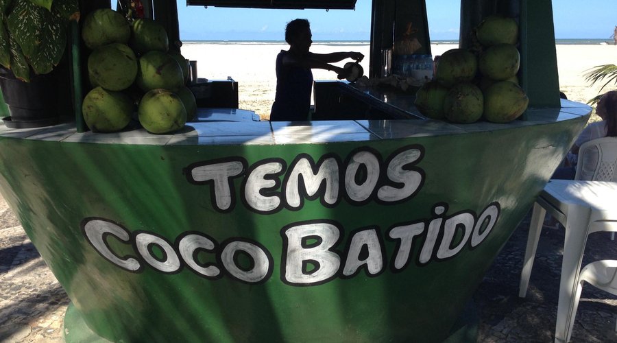 Coco batido em frente, na praia.