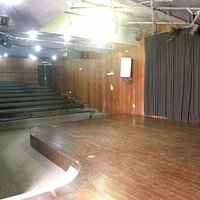 Vista do palco e platéia. De fundo, a entrada.