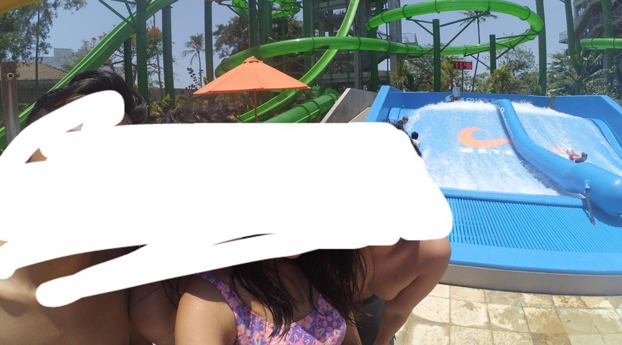 FlowRider yang berwarna biru