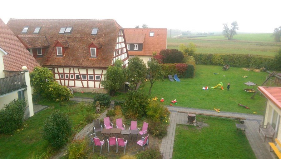 Blick auf einen kleinen Teil des Bauernhofes - Liege- und Spielwiese.