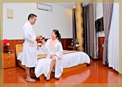 Phòng lót  sàn gỗ sạch sẽ