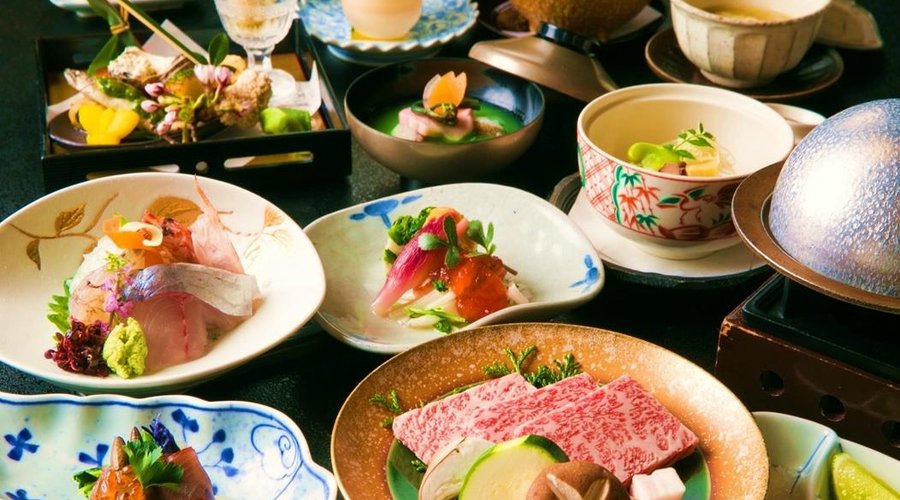 毎月変わる　手の込んだ　【　季節の懐石料理　】